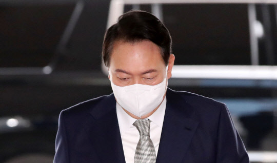 윤석열 대통령이 지난 23일 서울 용산 대통령실 청사로 출근하고 있다. 대통령실통신사진기자단=연합뉴스